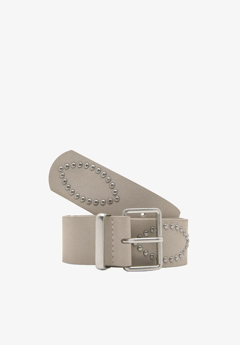 Cintura in pelle di colore grigio chiaro, con una finitura testurizzata, fibbia in metallo argentato e rivetti decorativi disposti in un motivo circolare lungo la cinghia.