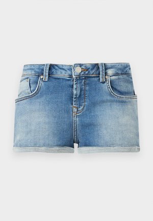 Shorts di denim azzurro chiaro con orli risvoltati, bottone frontale, cerniera, passanti per cintura e tasche anteriori, mostrati su sfondo bianco.