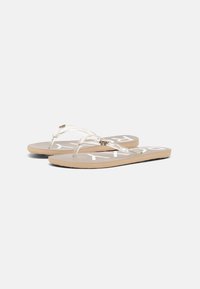 Tongs transparentes avec semelles beiges. Matériau de qualité avec des brides brillantes et un logo imprimé en blanc sur la semelle intérieure. Design léger.