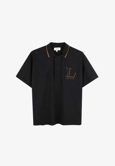 Czarna koszulka polo z teksturowanej tkaniny, z krótkim kołnierzykiem w brązowym kolorze oraz kieszonką na piersi z haftem "L" i "LANVIN."