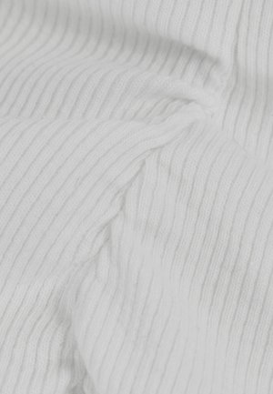 Zachte witte stof met een verticale geribbelde textuur, licht gekreukt en gevouwen.