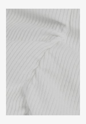 Tessuto bianco morbido con trama a maglia rigata verticale, leggermente spiegazzato e piegato.