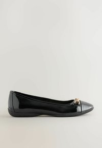 Ballerines en vernis noir avec un bout arrondi, finition brillante et un accent doré à l'avant. Talon bas pour un confort et une facilité de port.