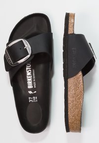 Černé sandály Birkenstock se širokým popruhem, stříbrnou sponou, korkovou vložkou a strukturovanou gumovou podrážkou. Velikost 37, označeno "Vyrobeno v Německu."