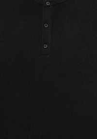 Polo shirt tricotat negru cu o suprafață texturată, având un gât cu trei butoane și butoane negre asortate. Design simplu și clasic.