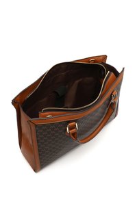 Sac fourre-tout en simili cuir marron avec un motif de logo détaillé, fermetures éclair dorées et poches intérieures. Il dispose de doubles poignées supérieures et d'une fermeture éclair.