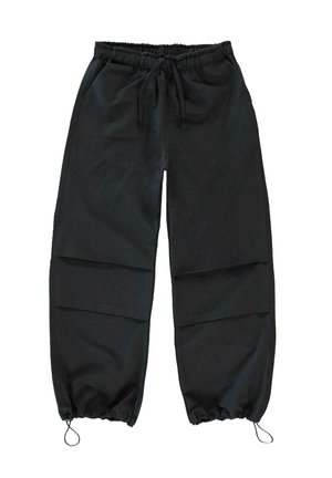 Zwarte cargobroek van lichtgewicht stof. Beschikt over een elastische taille, verstelbaar trekkoord en elastische boorden met twee grote zijzakken.