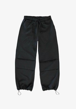 Zwarte cargobroek van lichtgewicht stof. Beschikt over een elastische taille, verstelbaar trekkoord en elastische boorden met twee grote zijzakken.