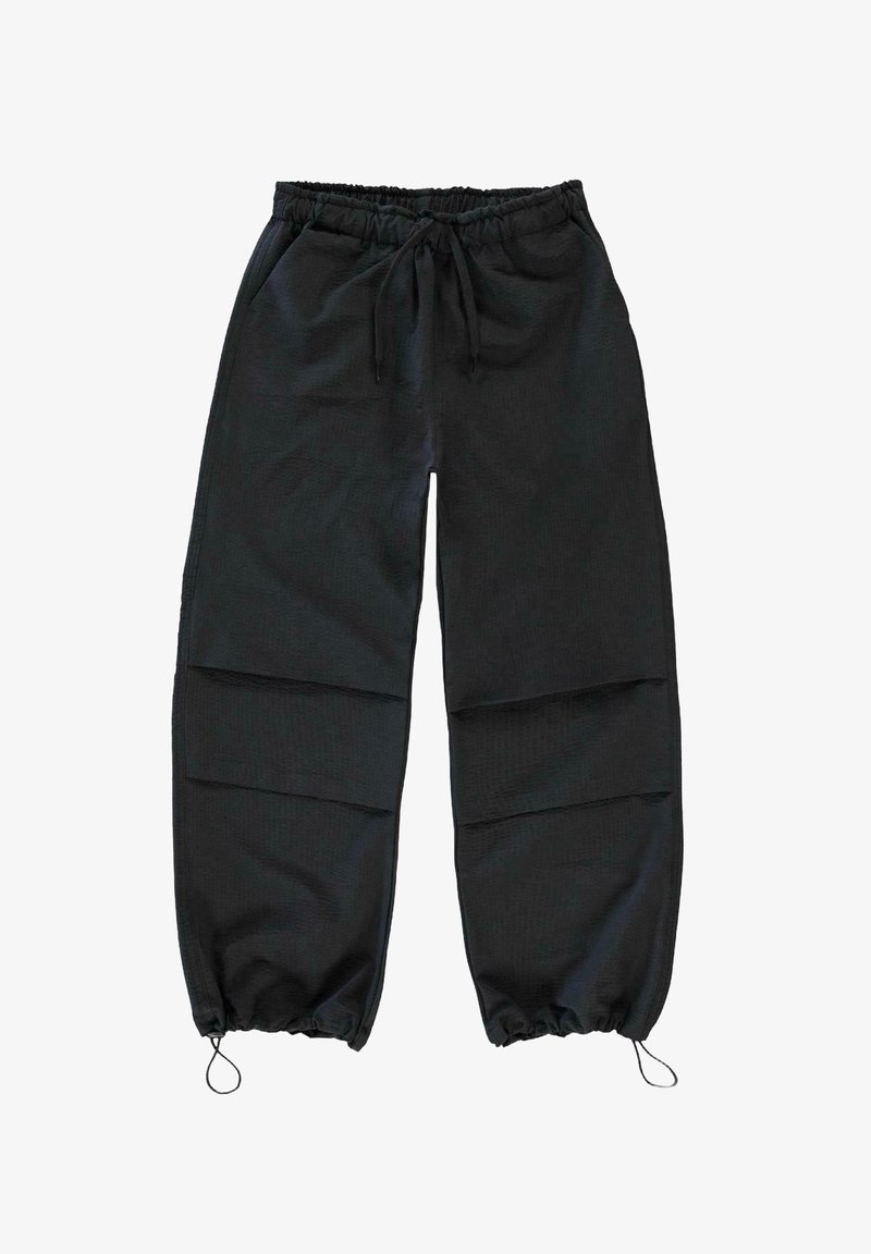 Zwarte cargobroek van lichtgewicht stof. Beschikt over een elastische taille, verstelbaar trekkoord en elastische boorden met twee grote zijzakken.
