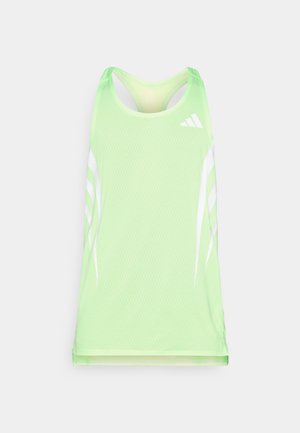 Zeleno atletsko majico brez rokavov z teksturirano mrežasto tkanino, ki ima bele diagonalne črte in logo Adidas na zgornji desni strani.