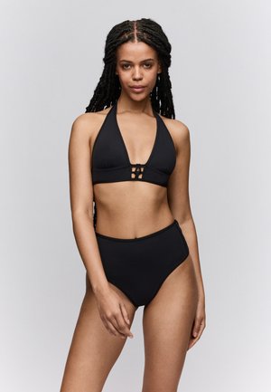 Zwarte bikini set met een driehoekige haltertop met een V-halslijn en detail aan de voorkant, gecombineerd met hoog uitgesneden broekjes voor volledige bedekking.