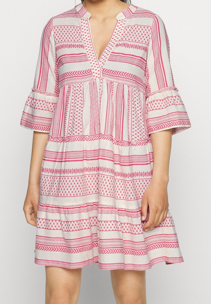 Robe à manches courtes en tissu léger avec des rayures rouges verticales et des motifs géométriques, dotée d'un col en V et d'une jupe à volants.