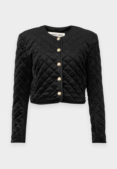 Veste courte en tissu matelassé noir avec des manches longues, un col rond et six boutons dorés sur le devant. Texture en velours doux.