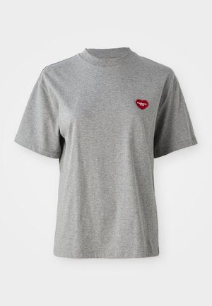 Grijze T-shirt met korte mouwen en ronde hals, met een kleine rode hartvormige patch op de linkerkant van de borst met de tekst "Carhartt WIP."