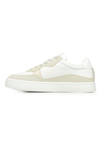 Sneakers sporty bianchi e beige realizzati in pelle e suede, con punta arrotondata, suola piatta e lacci piatti. Design minimalista senza grafiche.