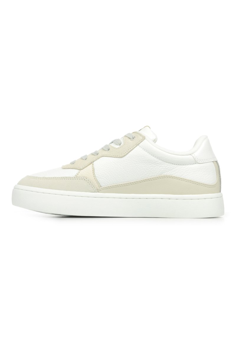 Sneakers sporty bianchi e beige realizzati in pelle e suede, con punta arrotondata, suola piatta e lacci piatti. Design minimalista senza grafiche.