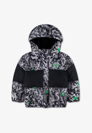 Lasten huppullinen toppatakki mustalla ja harmaalla maastokuvioinnilla, mustilla rintapaneeleilla ja vihreillä Nike-logoilla edessä ja hihoissa.