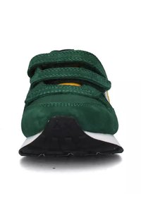 Sneaker verde in suede con tre fasce in velcro, un accento giallo e una suola in gomma nera texturizzata.