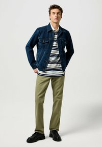 Wrangler REGULAR - Chino - aloe