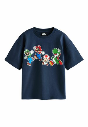 Granatowa koszula z kolorowymi postaciami z Super Mario: Luigi, Mario, Toad i Yoshi w skaczących i chodzących pozach na wysokości klatki piersiowej.