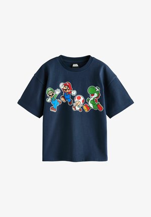 Tengerészkék inget színes Super Mario karakterekkel, Luigi, Mario, Toad és Yoshi ugró és sétáló pózokban a mellkas előtt.