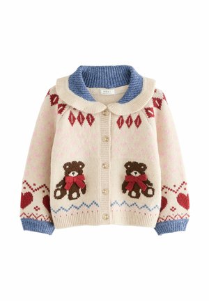 Gilet tricoté crème avec un col bleu. Présente des motifs en losange rouges et deux ours en peluche avec des nœuds rouges. Fini avec une fermeture à bouton.