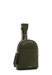 Olivengrøn læder mini taske med slankt design, sølv lynlås og en struktureret rem. Har en lomme foran og frynse detalje.