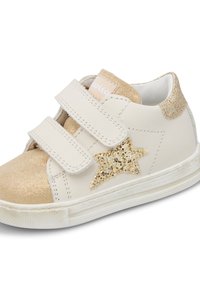 Sneaker bianca con dettagli dorati, stella glitterata e due cinturini regolabili in Velcro. Punta arrotondata e suola in gomma texturizzata.