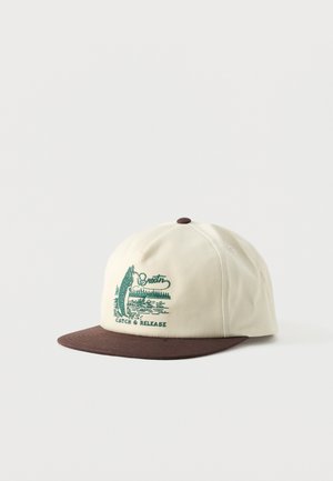 Beige baseballkasket med mørkebrun skygge, med grøn broderet fisk der springer op af vandet og teksten "Brixton Catch & Release."