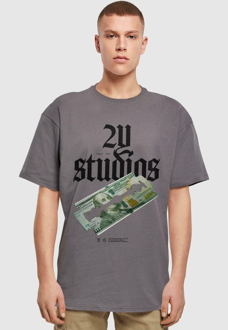 Šedé bavlněné tričko s volným střihem, na kterém je výrazný černý text a grafika dvacetidolarové bankovky s designem žiletky.