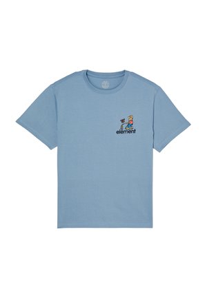 T-shirt azzurro chiaro a maniche corte con una piccola grafica di una persona che annaffia i fiori e la parola "element" sul petto sinistro.