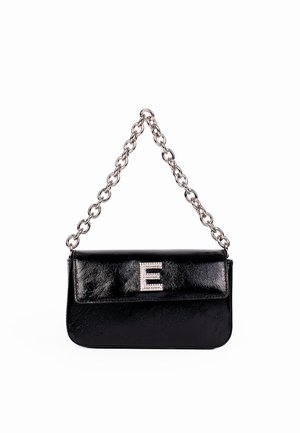 Borsa nera in pelle con tracolla a catena argentata e una lettera "E" sulla patta frontale decorata con strass.