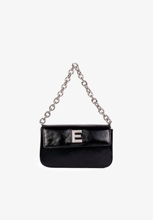 Borsa nera in pelle con tracolla a catena argentata e una lettera "E" sulla patta frontale decorata con strass.