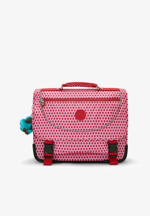 Mochila rectangular de escuela con patrón rojo y blanco, con asa, bolsillo frontal con cremallera, dos cierres de hebilla y un pequeño llavero de mono azul adjunto.