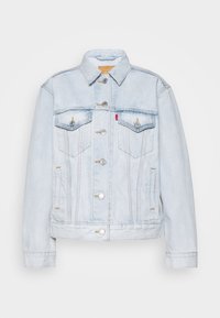 Giacca di jeans azzurro chiaro con un design classico, dotata di due tasche sul petto, metallo argentato, chiusura a bottoni e cuciture a contrasto.