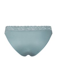 Světle modré bavlněné kalhotky s krajkovým pasem, které mají jemnou texturu a design s plným pokrytím, zakřivené švy a měkké okraje.