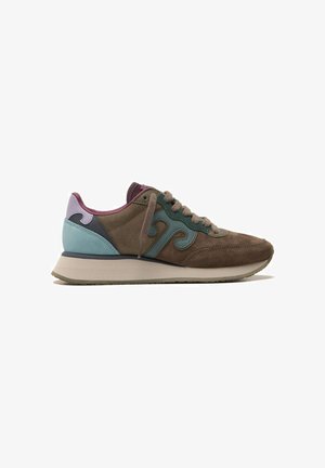 Sneaker in suede marrone con accenti teal e viola, suola beige e lacci beige, mostrato in profilo laterale su uno sfondo bianco.