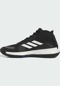 Zwarte sportieve schoenen met een bovenwerk van gaas, featuring drie witte strepen, een zwarte rubberen zool en textuuraccenten langs het ontwerp.