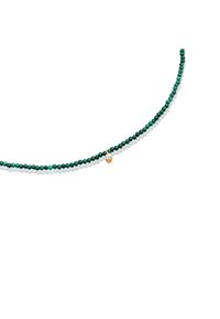 Collana di perline verdi con piccoli accenti in oro e perla, caratterizzata da una superficie liscia e forma rotonda uniforme.