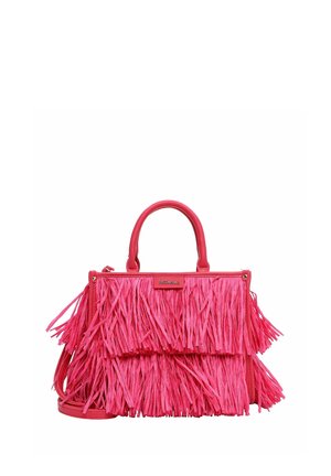 Hellpinkfarbene Handtasche mit doppeltem Griff und fransiger Textur, die die Vorderklappe und die Seiten bedeckt, mit einem kleinen Metall-Brandlabel.