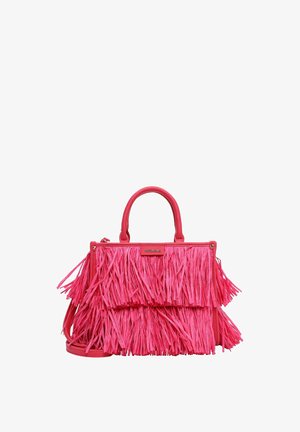 Bolso de mano rosa brillante con doble asa y textura de flecos que cubre la solapa frontal y los lados, con una pequeña etiqueta metálica de la marca.