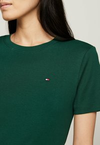 Tommy Hilfiger SLIM CODY - T-shirt con stampa - ornamental green