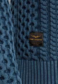 Blauer Strickpullover mit strukturiertem Muster und geripptem Saum, ausgestattet mit einem rechteckigen PME Legend-Label in Gold und Schwarz.