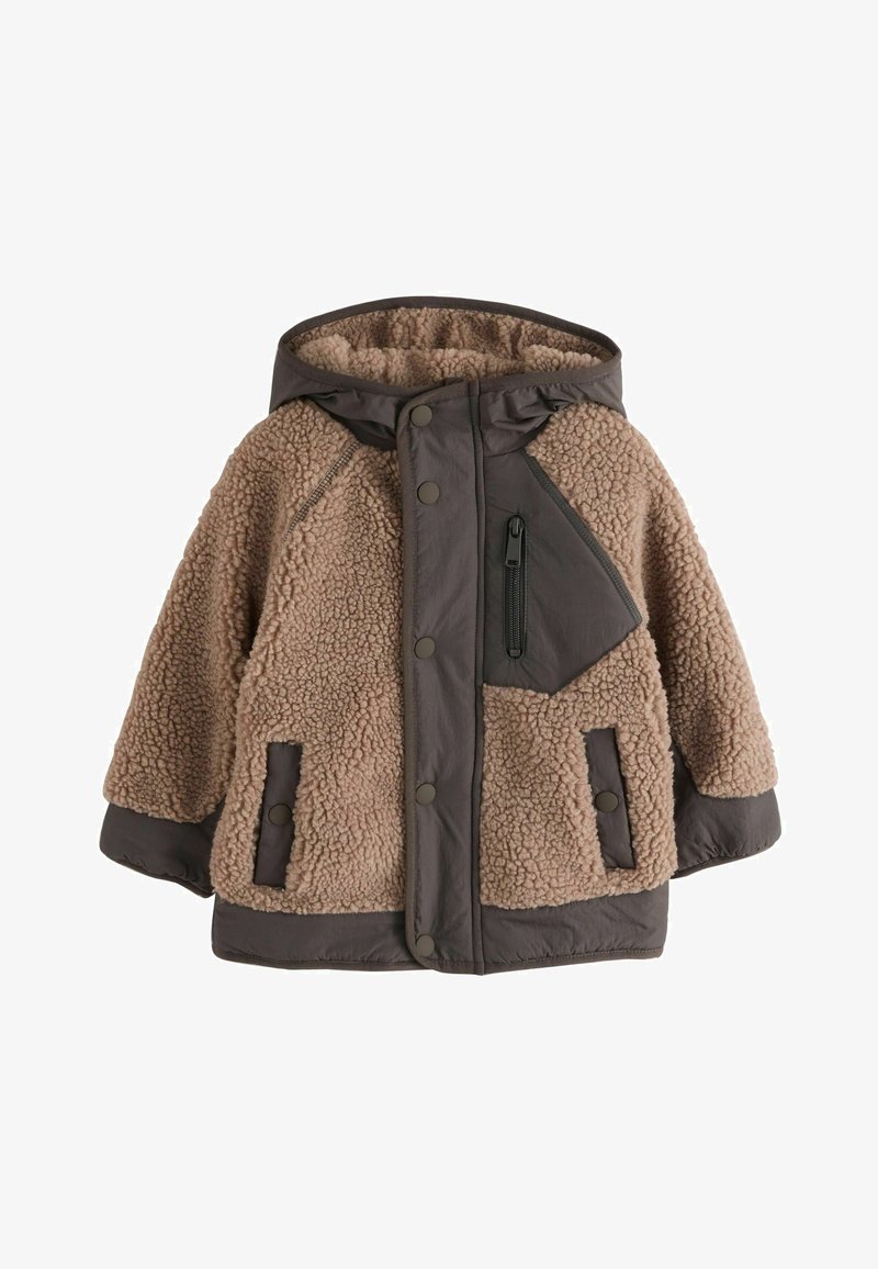 Dětský kabát s kapucí z béžového teddy fleecu a tmavě šedými nylonovými panely, s druky a zipovanou kapsou na prsou.