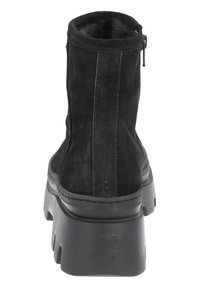 Botín de ante negro con una suela de plataforma negra gruesa. Cuenta con un cierre de cremallera suave en el lateral y un forro suave y texturizado.