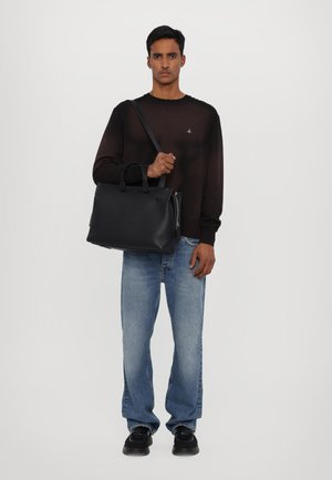 Sort lædertaske med to håndtag og en justerbar crossbody-rem, der har lynlås lukning og glat tekstur.