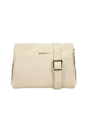 Borsa a mano in pelle beige con superficie texturizzata, logo dorato e tracolla regolabile con fibbia. Forma rettangolare compatta con dettagli laterali.