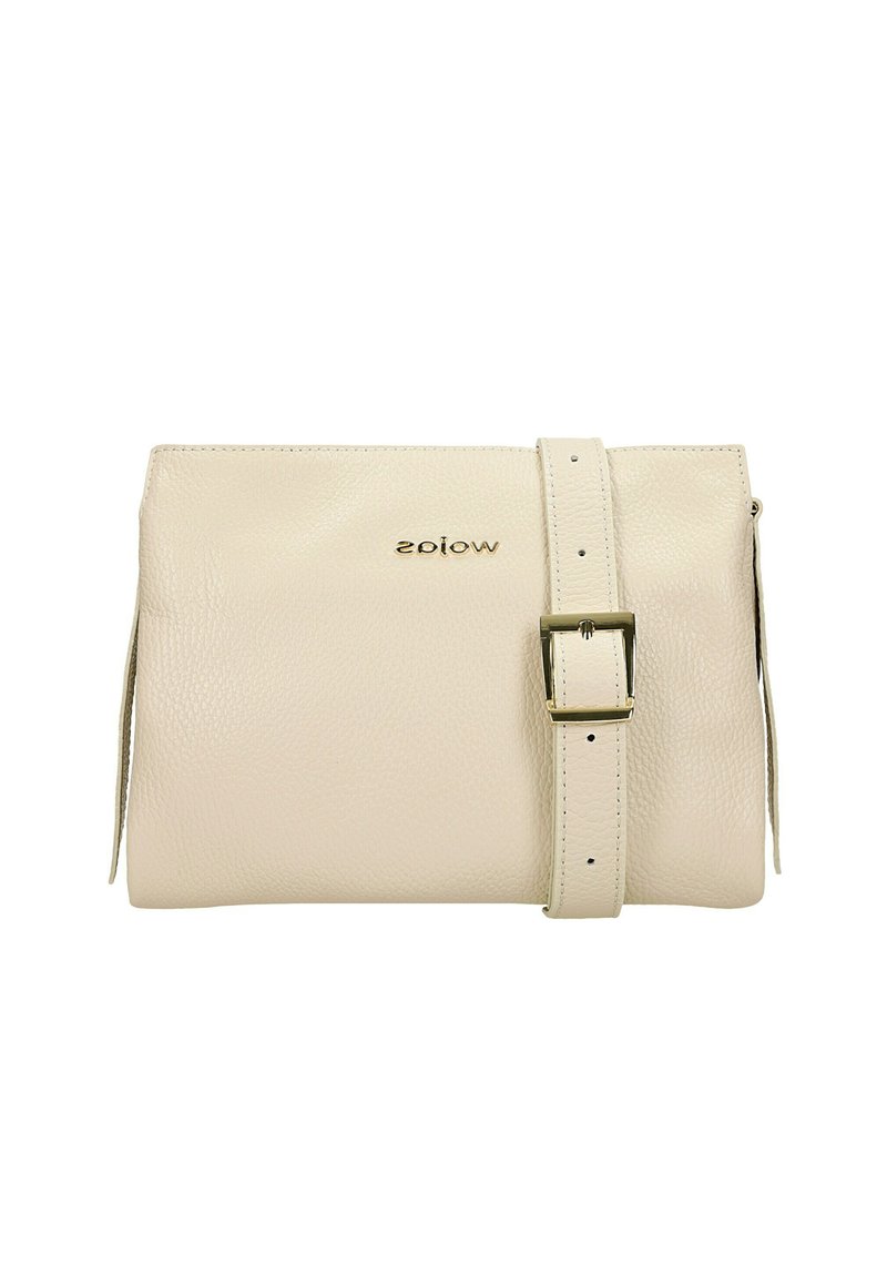 Borsa a mano in pelle beige con superficie texturizzata, logo dorato e tracolla regolabile con fibbia. Forma rettangolare compatta con dettagli laterali.