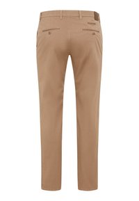 Beige broek met een rechte pasvorm, twee achterzakken met knoopsluitingen en riemlussen. Gemaakt van glad materiaal met een platte voorkant.