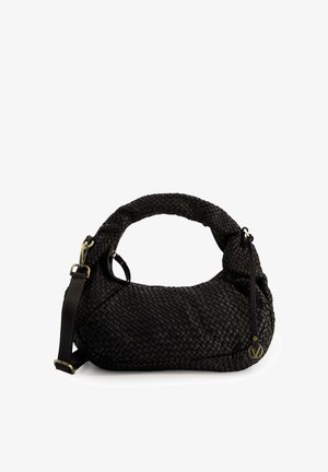 Vævet sort håndtaske med et buet håndtag, en justerbar strop og hardware i guldfarve. Har en tekstureret overflade og rund form.